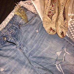 Light blue girlfriend jeans with fashioned rips